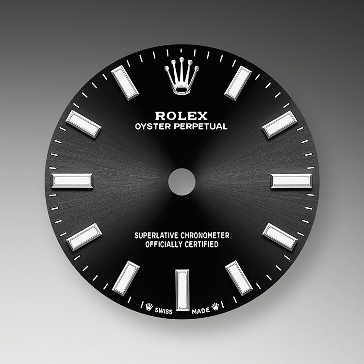 Le cadran confère aux montres Rolex leur apparence caractéristique : il est le premier garant de leur identité et de leur lisibilité. Reconnaissables à leurs index des heures, fabriqués en or afin de ne jamais ternir, tous les cadrans Rolex sont mis au point et fabriqués en interne, en grande partie à la main pour un résultat parfait.