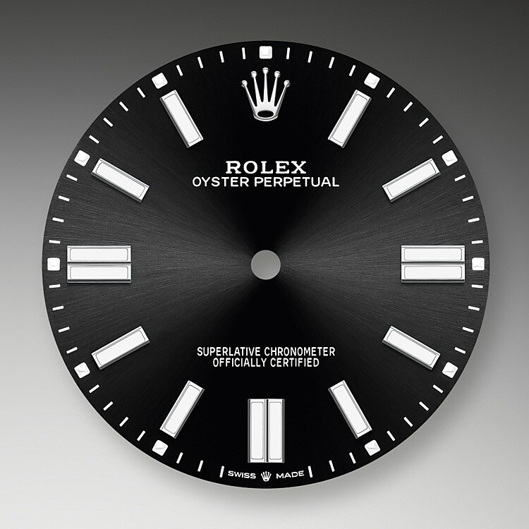 Le cadran confère aux montres Rolex leur apparence caractéristique : il est le premier garant de leur identité et de leur lisibilité. Reconnaissables à leurs index des heures, fabriqués en or afin de ne jamais ternir, tous les cadrans Rolex sont mis au point et fabriqués en interne, en grande partie à la main pour un résultat parfait.