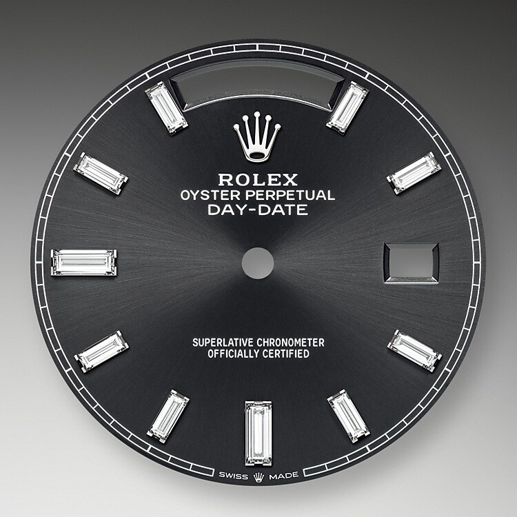 Le cadran confère aux montres Rolex leur apparence caractéristique : il est le premier garant de leur identité et de leur lisibilité. Reconnaissables à leurs index des heures, fabriqués en or afin de ne jamais ternir, tous les cadrans Rolex sont mis au point et fabriqués en interne, en grande partie à la main pour un résultat parfait.