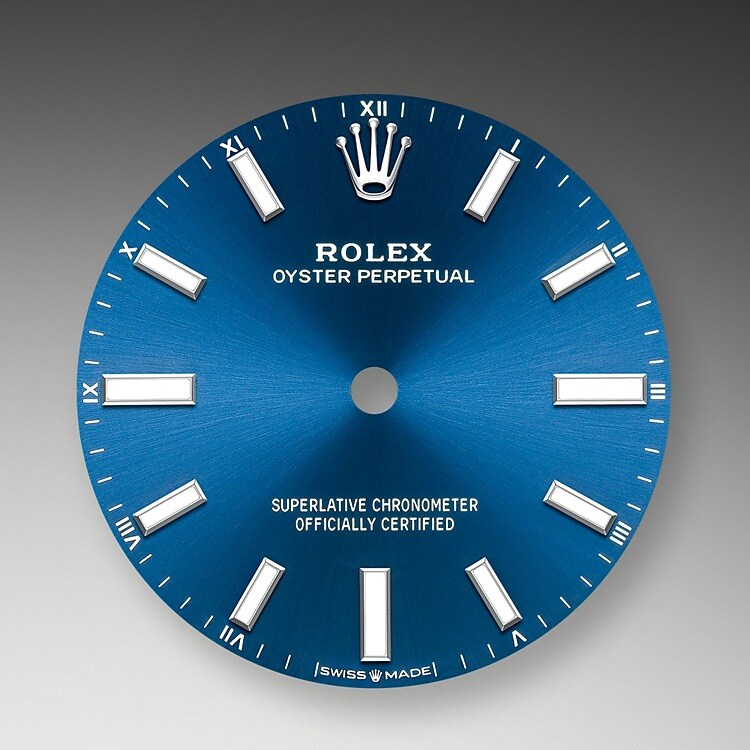 Le cadran confère aux montres Rolex leur apparence caractéristique : il est le premier garant de leur identité et de leur lisibilité. Reconnaissables à leurs index des heures, fabriqués en or afin de ne jamais ternir, tous les cadrans Rolex sont mis au point et fabriqués en interne, en grande partie à la main pour un résultat parfait.