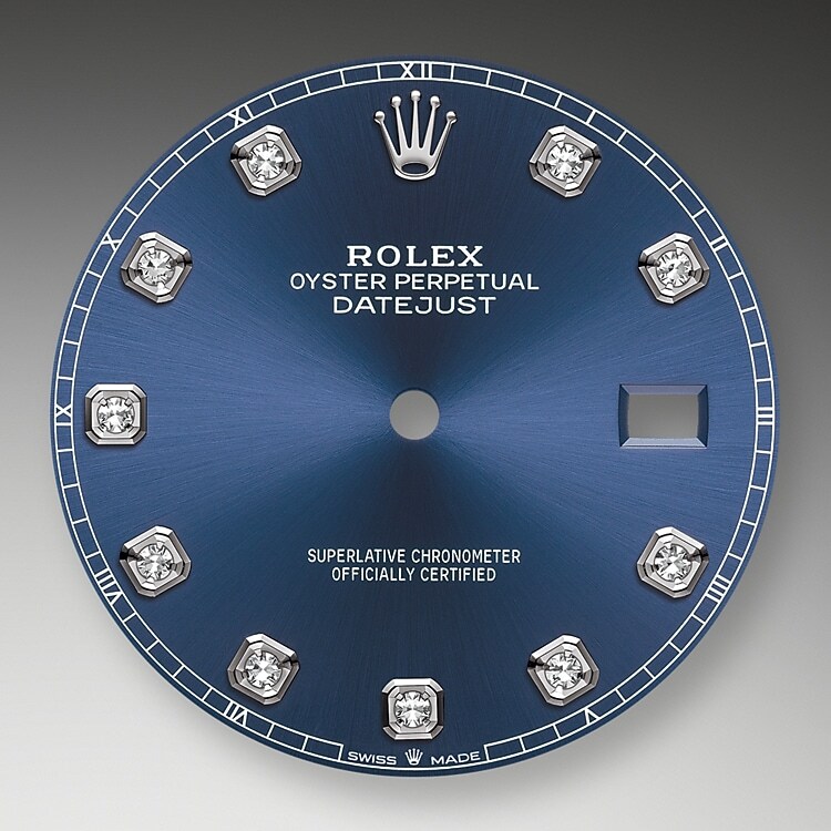 The sunray finish creates delicate light reflections on many dials in the Oyster Perpetual collection. It is obtained using masterful brushing techniques that create grooves running outwards from the center of the dial.