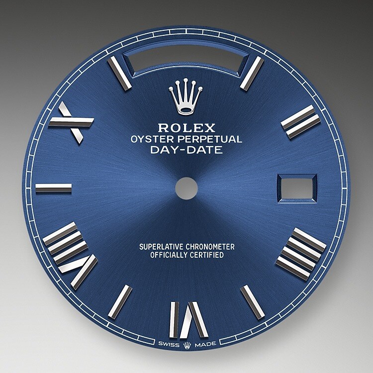 Le cadran confère aux montres Rolex leur apparence caractéristique : il est le premier garant de leur identité et de leur lisibilité. Reconnaissables à leurs index des heures, fabriqués en or afin de ne jamais ternir, tous les cadrans Rolex sont mis au point et fabriqués en interne, en grande partie à la main pour un résultat parfait.