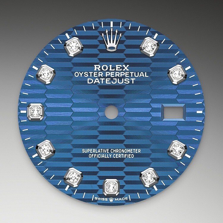 Dieses Zifferblatt verfügt über Diamanten, Fassung 18 Karat Gold. Das Riffelmuster ist die grafische Umsetzung einer Rolex Signatur: der Riffelung der Lünette, die ausschließlich bei bestimmten Armbanduhren der Kategorie „Klassisch“ zu finden ist. Diese Zifferblätter mit Riffelmuster, gefertigt aus Materialien, die aus den Tiefen der Zeit stammen, und unter Einsatz von Spitzentechnologie, verleihen der zeitlosen Datejust Intensität und Raffinesse.