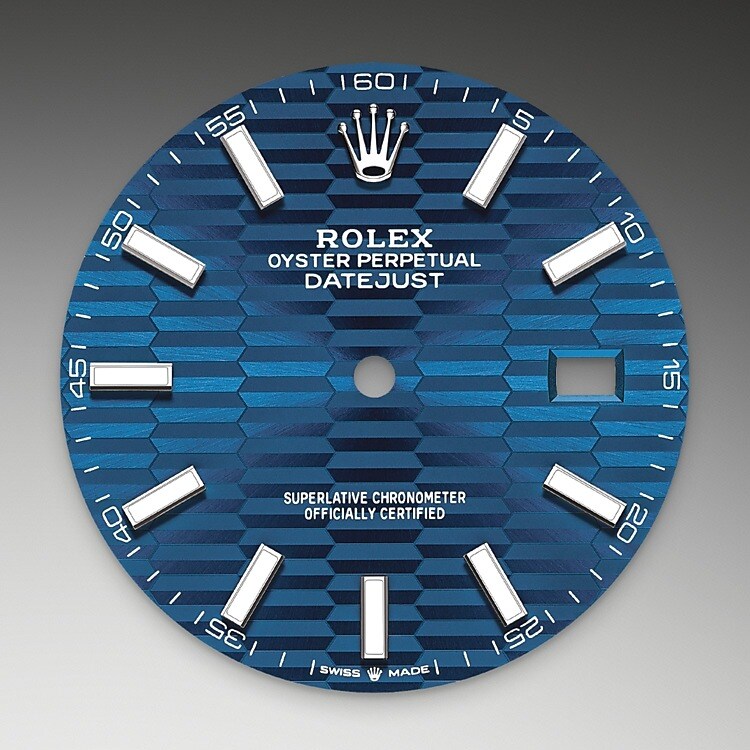 Das Riffelmuster ist die grafische Umsetzung einer Rolex Signatur: der Riffelung der Lünette, die ausschließlich bei bestimmten Armbanduhren der Kategorie „Klassisch“ zu finden ist. Diese Zifferblätter mit Riffelmuster, gefertigt aus Materialien, die aus den Tiefen der Zeit stammen, und unter Einsatz von Spitzentechnologie, verleihen der zeitlosen Datejust Intensität und Raffinesse.