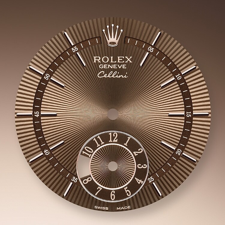 The guilloche dial of the Cellini Dual Time pays tribute to the timeless codes of classic watchmaking, while reinterpreting them with an elegant modernity.