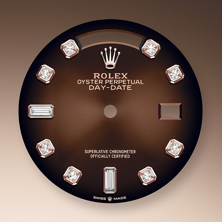 Der Radialschliff auf den Rolex Zifferblättern ist in der Uhrmacherei ein bevorzugtes Verfahren, um Farbe mit einem intensiven Metallton auf das Zifferblatt aufzubringen, wie es bei Silbergrau, Rhodium und Ruthenium der Fall ist.