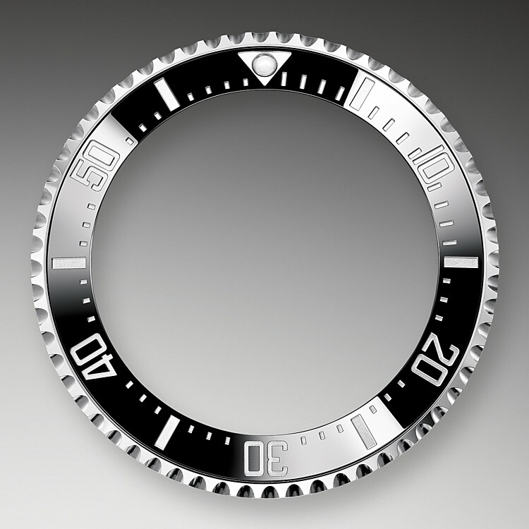 Dank der in eine Richtung drehbaren Lünette mit 60-Minuten-Graduierung der Rolex Deepsea lassen sich Tauch- und Dekompressionszeiten präzise und sicher ablesen.
