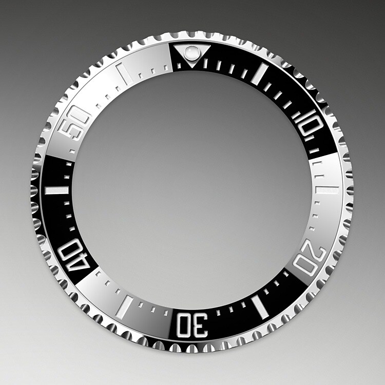 La lunette tournante unidirectionnelle graduée 60 minutes de la Sea-Dweller permet de lire les temps de plongée et de décompression avec précision et en toute sécurité. Elle est équipée d’un disque Cerachrom noir breveté et fabriqué par Rolex dans une céramique pratiquement inrayable et conserve sa couleur malgré les effets des rayons UV. La graduation est obtenue par dépôt PVD ( Physical Vapour Deposition , dépôt physique en phase vapeur) d’une fine couche de platine. Le cadran noir épuré accueille de larges index et aiguilles Chromalight, emplis d’une matière luminescente longue durée émettant dans le bleu pour une excellente lisibilité dans l’obscurité.