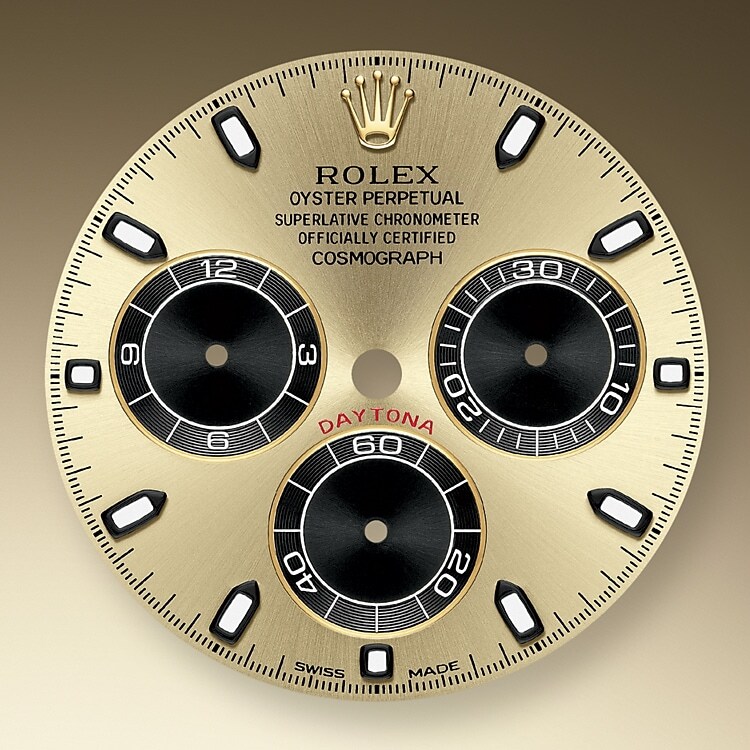 Das Zifferblatt (Champagnerfarben und schwarz) mit gewendelten Totalisatoren dieses Modells verfügt über applizierte Indizes aus 18 Karat Gold und Zeiger in Chromalight, einer lange nachleuchtenden Leuchtmasse. Die Zentralsekunde ermöglicht das genaue Ablesen der Achtelsekunde, während die beiden Totalisatoren auf dem Zifferblatt die abgelaufene Zeit in Stunden- und Minutenschritten anzeigen. Dadurch kann ein Rennfahrer seine Zeiten präzise messen und seine Fahrstrategie anpassen.