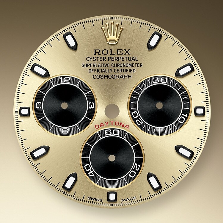 Das Champagnerfarben und schwarz Zifferblatt mit gewendelten Totalisatoren dieses Modells verfügt über applizierte Indizes aus 18 Karat Gold und Zeiger in Chromalight, einer lange nachleuchtenden Leuchtmasse. Die Zentralsekunde ermöglicht das genaue Ablesen der Achtelsekunde, während die beiden Totalisatoren auf dem Zifferblatt die abgelaufene Zeit in Stunden- und Minutenschritten anzeigen. Dadurch kann ein Rennfahrer seine Zeiten präzise messen und seine Fahrstrategie anpassen.