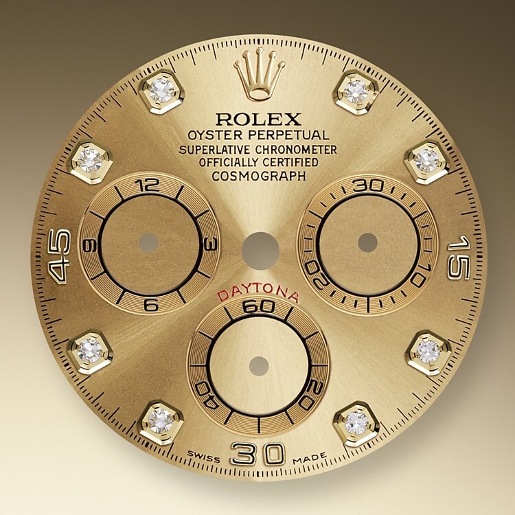 Das Champagnerfarben mit Diamanten Zifferblatt mit gewendelten Totalisatoren dieses Modells verfügt über applizierte Indizes aus 18 Karat Gold und Zeiger in Chromalight, einer lange nachleuchtenden Leuchtmasse.