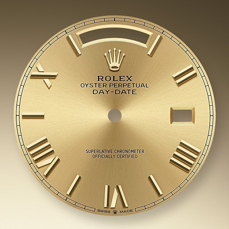 Das Zifferblatt verleiht einer Rolex Armbanduhr ein Gesicht sowie eine eigene Identität und sorgt überdies für perfekte Ablesbarkeit. Jedes Rolex Zifferblatt wird im eigenen Hause kreiert und fast vollständig in Handarbeit hergestellt, um seine Perfektion zu garantieren. Charakteristisches Merkmal sind die Indizes, die stets aus Gold gefertigt werden, um ihr Anlaufen zu verhindern.