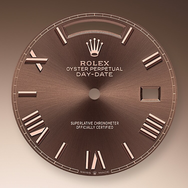 Der Radialschliff auf den Rolex Zifferblättern ist in der Uhrmacherei ein bevorzugtes Verfahren, um Farbe mit einem intensiven Metallton auf das Zifferblatt aufzubringen, wie es bei Silbergrau, Rhodium und Ruthenium der Fall ist. Meistens dient eine galvanische Versilberung als Grundschicht für den Radialschliff. Auf die so vorbereiteten Zifferblätter wird dann eine weitere Farbe aufgetragen. Manchmal werden Farbtöne − wie Champagner − aus mehreren Metallen erzeugt.