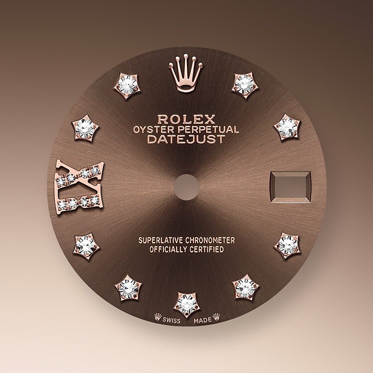 Das Zifferblatt verleiht einer Rolex Armbanduhr ein Gesicht sowie eine eigene Identität und sorgt überdies für perfekte Ablesbarkeit. Jedes Rolex Zifferblatt wird im eigenen Hause kreiert und fast vollständig in Handarbeit hergestellt, um seine Perfektion zu garantieren. Charakteristisches Merkmal sind die Indizes, die stets aus Gold gefertigt werden, um ihr Anlaufen zu verhindern.