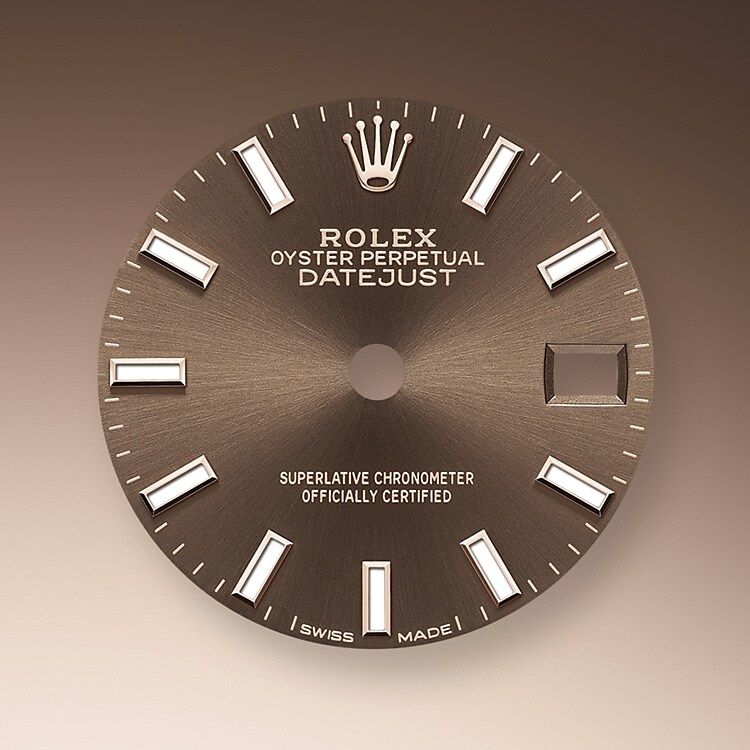 Der Radialschliff auf den Rolex Zifferblättern ist in der Uhrmacherei ein bevorzugtes Verfahren, um Farbe mit einem intensiven Metallton auf das Zifferblatt aufzubringen, wie es bei Silbergrau, Rhodium und Ruthenium der Fall ist.