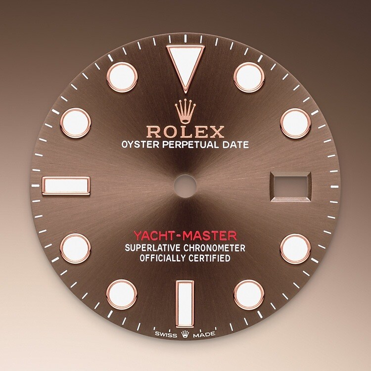 Like all Rolex Professional watches, the Yacht-Master 40 offers exceptional legibility in all circumstances, and especially in the dark, thanks to its Chromalight display. The broad hands and hour markers in simple shapes – triangles, circles, rectangles – are filled with a luminescent material emitting a long-lasting glow.
