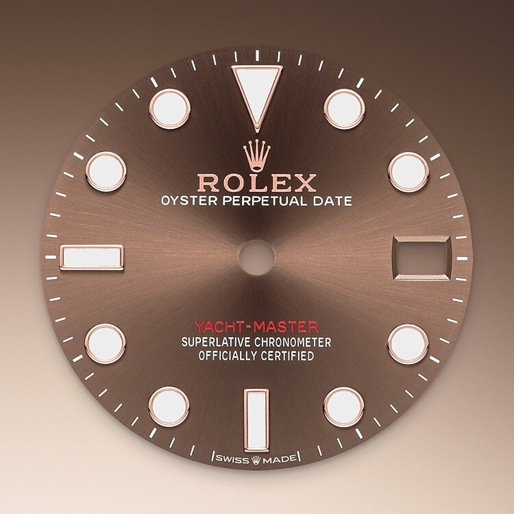 Like all Rolex Professional watches, the Yacht-Master 37 offers exceptional legibility in all circumstances, and especially in the dark, thanks to its Chromalight display. The broad hands and hour markers in simple shapes – triangles, circles, rectangles – are filled with a luminescent material emitting a long-lasting glow.