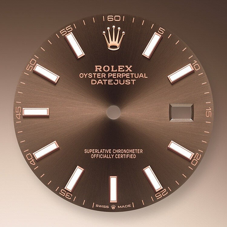 Der Radialschliff auf den Rolex Zifferblättern ist in der Uhrmacherei ein bevorzugtes Verfahren, um Farbe mit einem intensiven Metallton auf das Zifferblatt aufzubringen, wie es bei Silbergrau, Rhodium und Ruthenium der Fall ist.