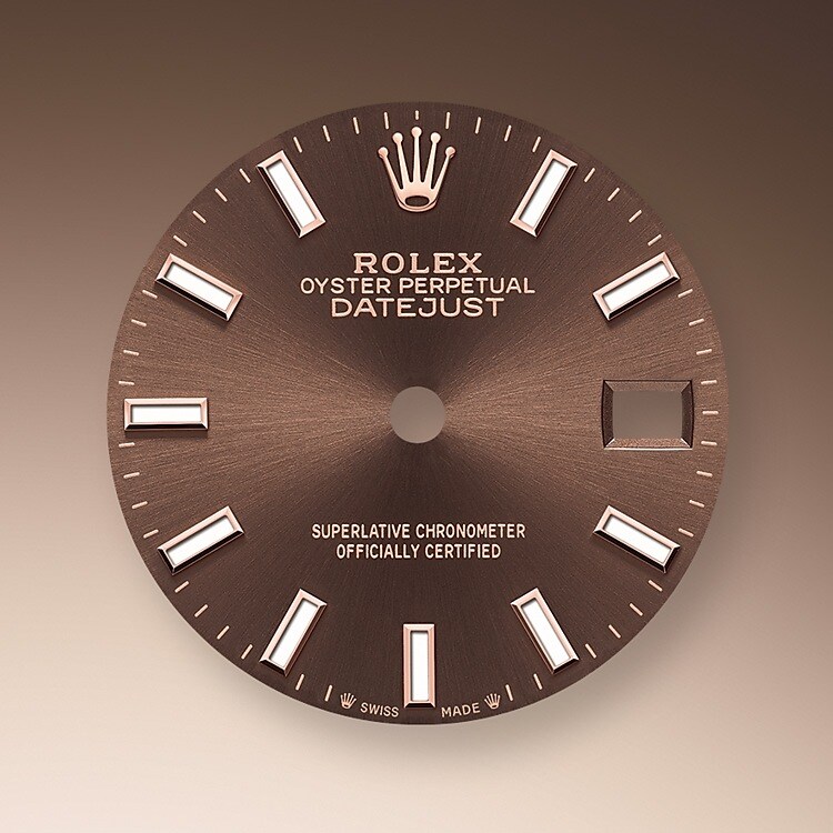 Das Zifferblatt verleiht einer Rolex Armbanduhr ein Gesicht sowie eine eigene Identität und sorgt überdies für perfekte Ablesbarkeit. Jedes Rolex Zifferblatt wird im eigenen Hause kreiert und fast vollständig in Handarbeit hergestellt, um seine Perfektion zu garantieren. Charakteristisches Merkmal sind die Indizes, die stets aus Gold gefertigt werden, um ihr Anlaufen zu verhindern.