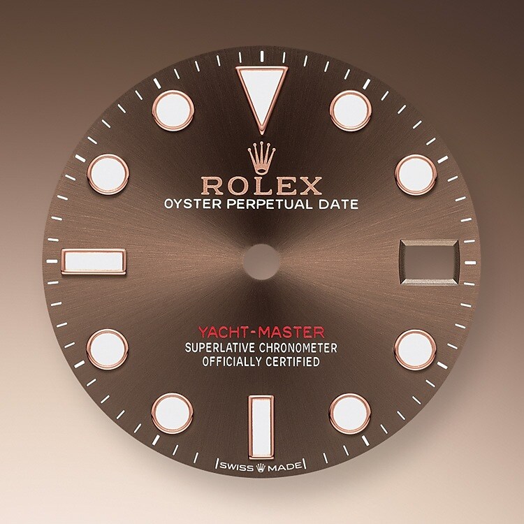 Wie alle Professional Modelle von Rolex lässt sich die Yacht‑Master 37 unter allen Einsatzbedingungen, vor allem im Dunkeln, sehr gut ablesen dank ihrer Chromalight-Anzeige, deren groß bemessene Indizes und breite Zeiger in einfachen Formen – Dreiecke, Kreise und Rechtecke – mit einer lange nachleuchtenden Leuchtmasse beschichtet sind.