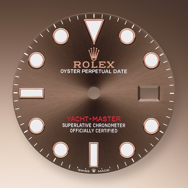 Comme toutes les montres Professionnelles de Rolex, la Yacht‑Master 40 offre une très grande lisibilité en toute circonstance, notamment dans l’obscurité, grâce à son affichage Chromalight. Les larges aiguilles et les index aux formes simples (triangles, cercles et rectangles) sont recouverts de matière luminescente longue durée.