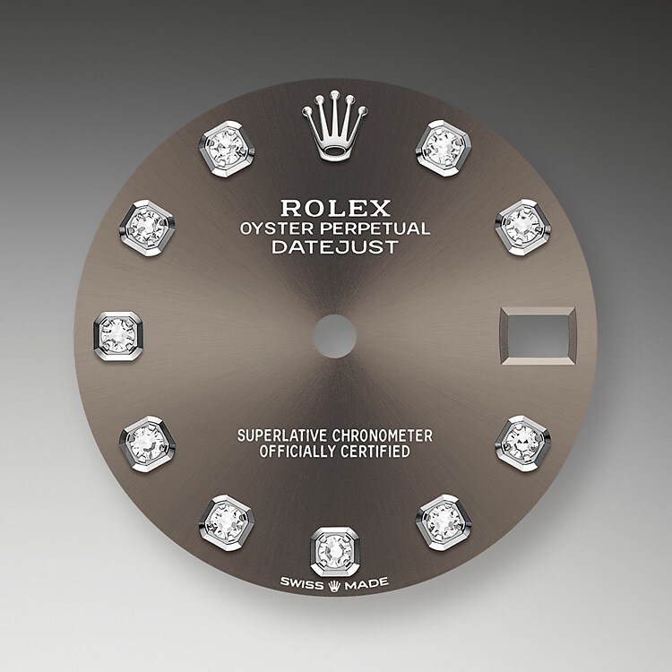 El acabado tipo sol crea delicados reflejos de luz en muchas esferas de la colección Oyster Perpetual. Se obtiene utilizando técnicas magistrales de cepillado que crean surcos que salen del centro de la esfera.