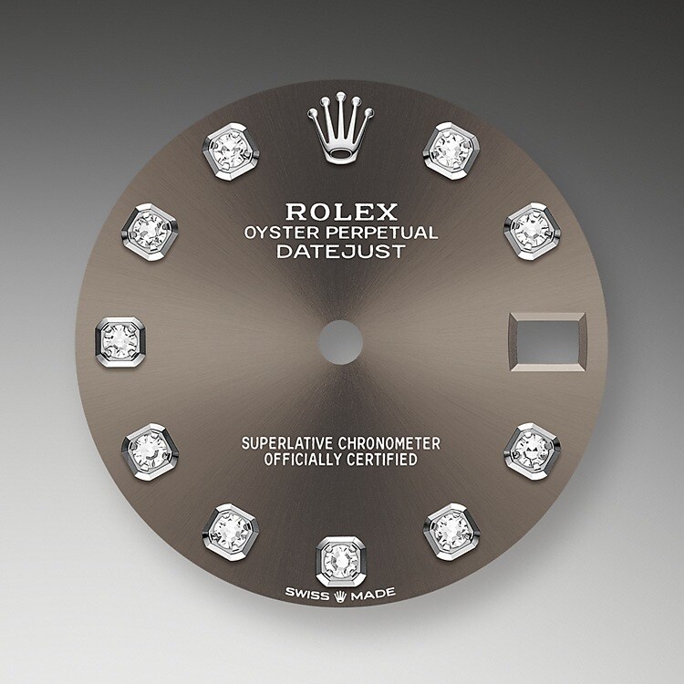 Der Radialschliff auf den Rolex Zifferblättern ist in der Uhrmacherei ein bevorzugtes Verfahren, um Farbe mit einem intensiven Metallton auf das Zifferblatt aufzubringen, wie es bei Silbergrau, Rhodium und Ruthenium der Fall ist.