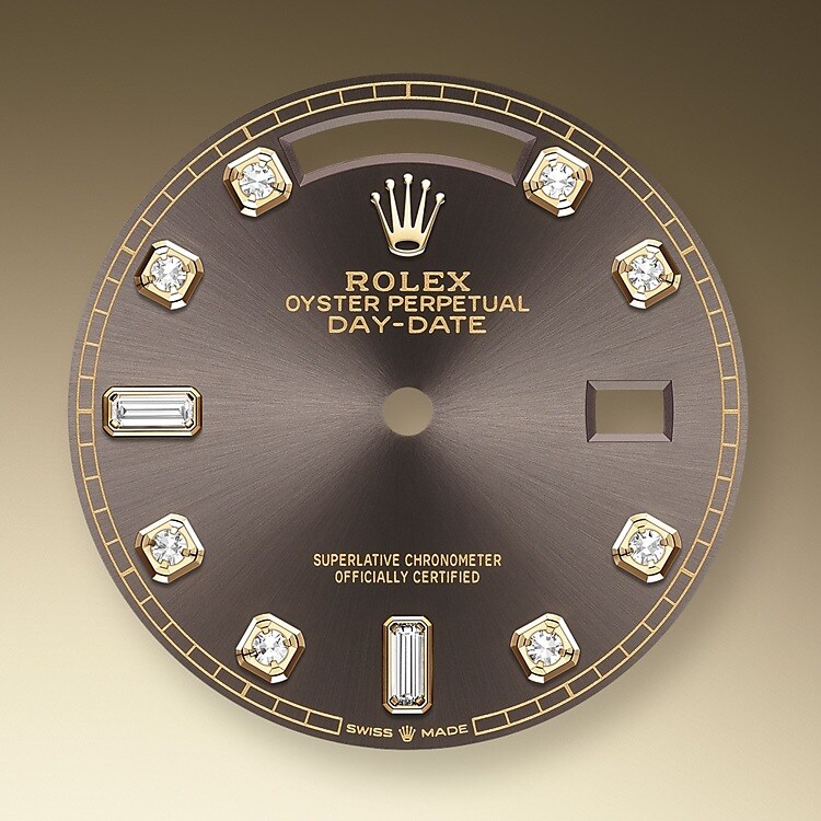 Der Radialschliff auf den Rolex Zifferblättern ist in der Uhrmacherei ein bevorzugtes Verfahren, um Farbe mit einem intensiven Metallton auf das Zifferblatt aufzubringen, wie es bei Silbergrau, Rhodium und Ruthenium der Fall ist.
