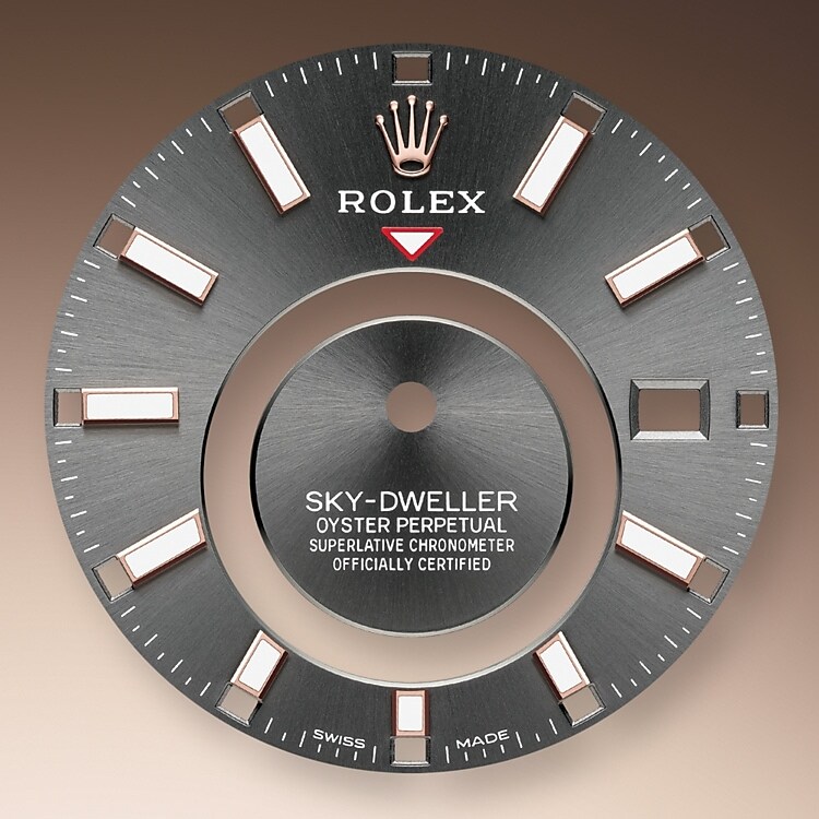 A fixed inverted red triangle on the dial points to the chosen reference time – the time at home or at the traveller’s usual workplace – on the off-centre 24-hour disc. At a glance, this 24-hour display clearly distinguishes daytime hours from night-time hours in the other time zone.