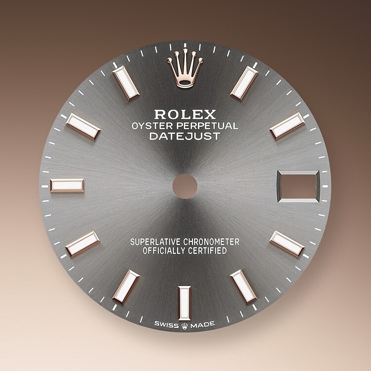 Der Radialschliff auf den Rolex Zifferblättern ist in der Uhrmacherei ein bevorzugtes Verfahren, um Farbe mit einem intensiven Metallton auf das Zifferblatt aufzubringen, wie es bei Silbergrau, Rhodium und Ruthenium der Fall ist.