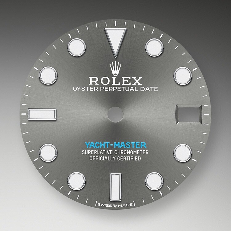 Wie alle Professional Modelle von Rolex lässt sich die Yacht-Master 37 unter allen Einsatzbedingungen, vor allem im Dunkeln, sehr gut ablesen dank ihrer Chromalight-Anzeige, deren groß bemessene Indizes und breite Zeiger in einfachen Formen – Dreiecke, Kreise und Rechtecke – mit einer lange nachleuchtenden Leuchtmasse beschichtet sind.