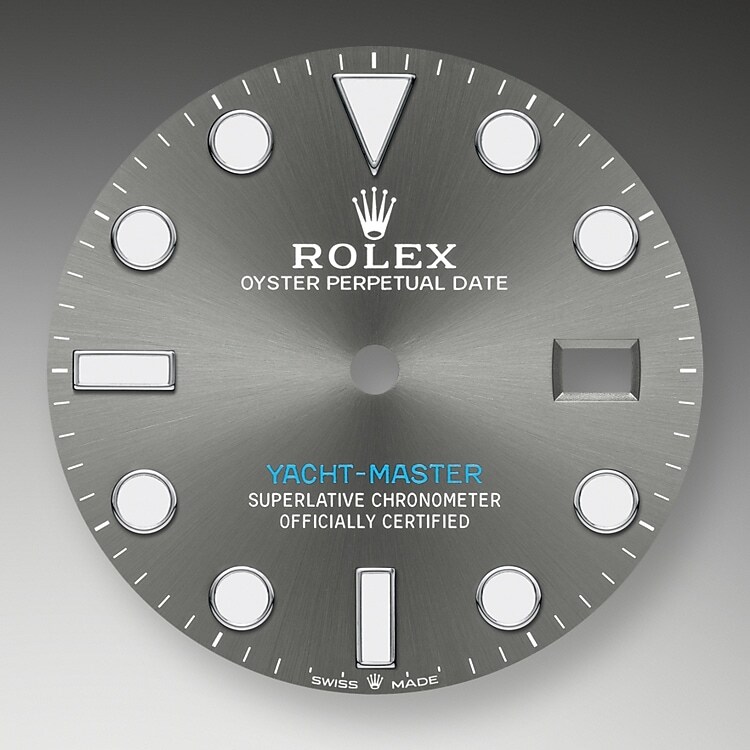 Wie alle Professional Modelle von Rolex lässt sich die Yacht‑Master 40 unter allen Einsatzbedingungen, vor allem im Dunkeln, sehr gut ablesen dank ihrer Chromalight-Anzeige, deren groß bemessene Indizes und breite Zeiger in einfachen Formen – Dreiecke, Kreise und Rechtecke – mit einer lange nachleuchtenden Leuchtmasse beschichtet sind.