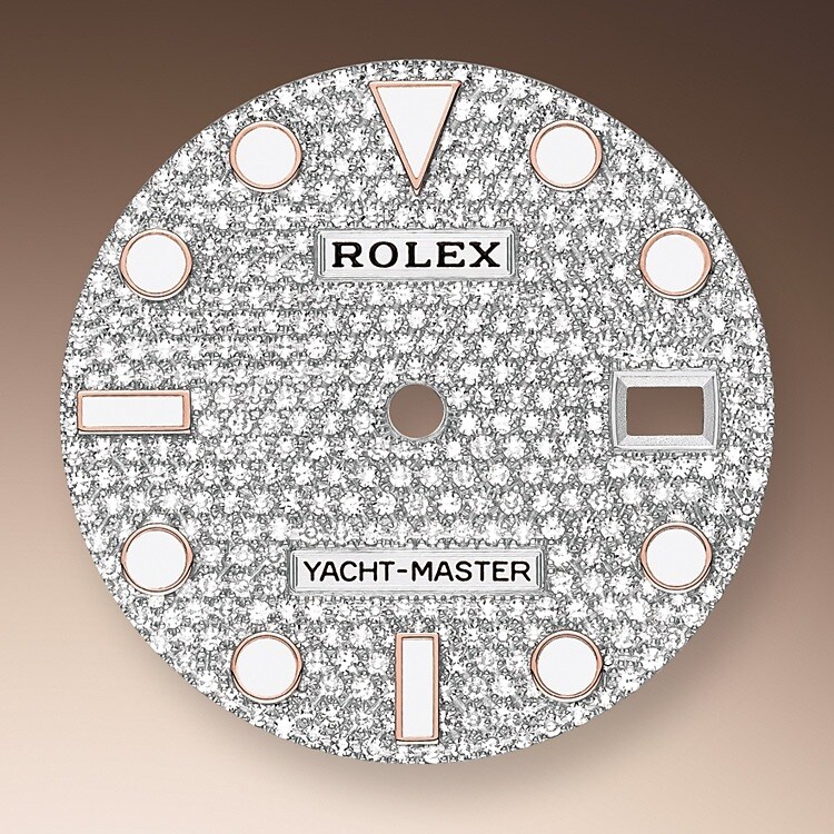Das Diamantpavézifferblatt ist ein harmonisches Zusammenspiel, das die Uhr veredelt und ihre Trägerin oder ihren Träger verzaubert. Edelsteinfasser bearbeiten das Edelmetall wie Bildhauer. Zu jedem Edelstein wird eine individuell passende Fassung gefertigt. Die sogenannten Körner werden von Hand gestochen.