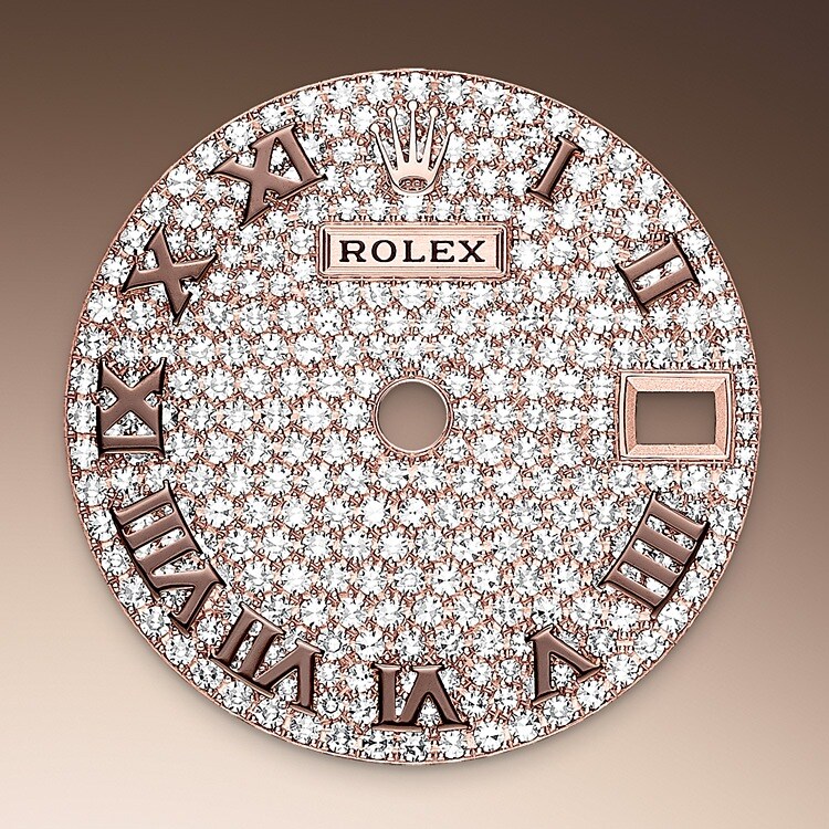 Diamanten, Saphire, Rubine und Smaragde: Als Schmuck für bestimmte Rolex Zeitmesser kommen nur die edelsten und kostbarsten Steine in Frage. Die Uhrenmarke verfügt hausintern über die Expertise und die Ausrüstung, die notwendig sind, um jedes Modell in ihrem Katalog in Glanz zu hüllen. Zunächst beginnen erfahrene Gemmologen damit, Edelsteine von höchster Güte auszuwählen. Sie können dabei neben ihrer eigenen Expertise auch auf hochmoderne Analysegeräte zurückgreifen. Anschließend können die Steinfasser ihr Talent einbringen, indem sie die Edelsteine von Hand mit einer Präzision von etwa einem hundertstel Millimeter Stein für Stein auf der Armbanduhr platzieren. Nur so kann jeder Stein optimalen Glanz entfalten, nur so kann sich die edelsteinbesetzte Fläche in perfekter Gleichmäßigkeit präsentieren. Und so trägt überkommenes Know-how, das in zehnfach, hundertfach, ja tausendfach wiederholten Handgriffen zum Ausdruck kommt, dazu bei, dass jede edelsteinbesetzte Uhr mit der legendären Krone in schönstem Glanz erstrahlt und den herausragenden Qualitätsstandard von Rolex widerspiegelt.