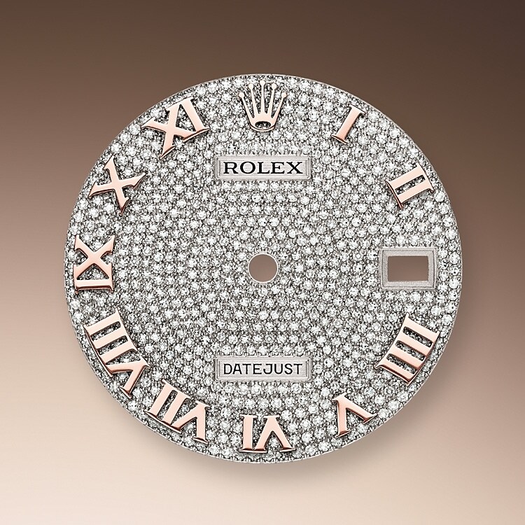 Das Diamantpavézifferblatt ist ein harmonisches Zusammenspiel, das die Uhr veredelt und ihre Trägerin oder ihren Träger verzaubert. Edelsteinfasser bearbeiten das Edelmetall wie Bildhauer. Zu jedem Edelstein wird eine individuell passende Fassung gefertigt. Die sogenannten Körner werden von Hand gestochen.