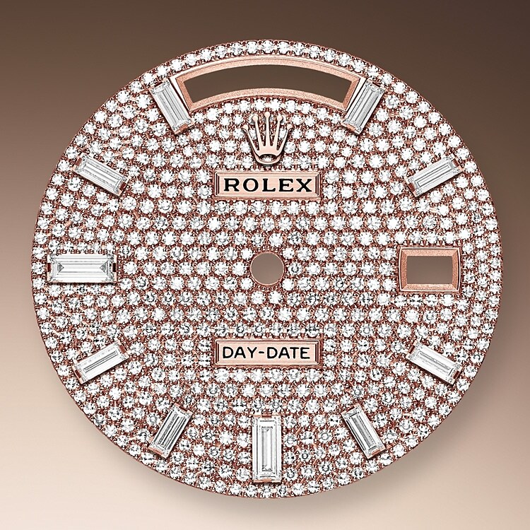 Das Diamantpavézifferblatt ist ein harmonisches Zusammenspiel, das die Uhr veredelt und ihre Trägerin oder ihren Träger verzaubert. Edelsteinfasser bearbeiten das Edelmetall wie Bildhauer. Zu jedem Edelstein wird eine individuell passende Fassung gefertigt. Die sogenannten Körner werden von Hand gestochen.