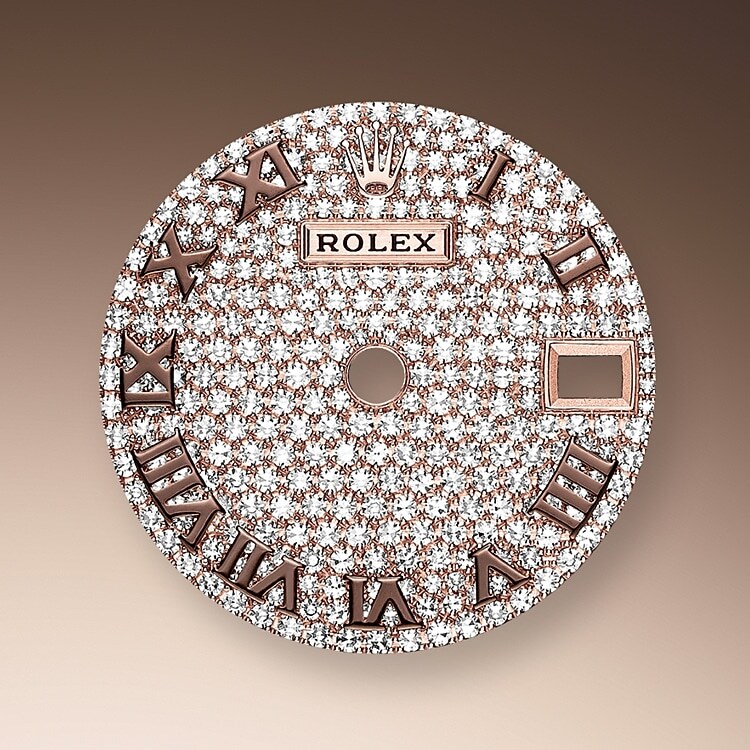 Das Diamantpavézifferblatt ist ein harmonisches Zusammenspiel, das die Uhr veredelt und ihre Trägerin oder ihren Träger verzaubert. Edelsteinfasser bearbeiten das Edelmetall wie Bildhauer. Zu jedem Edelstein wird eine individuell passende Fassung gefertigt. Die sogenannten Körner werden von Hand gestochen.