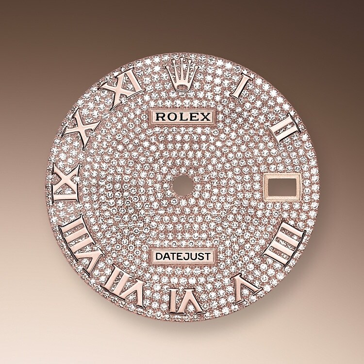 Das Diamantpavézifferblatt ist ein harmonisches Zusammenspiel, das die Uhr veredelt und ihre Trägerin oder ihren Träger verzaubert. Edelsteinfasser bearbeiten das Edelmetall wie Bildhauer. Zu jedem Edelstein wird eine individuell passende Fassung gefertigt. Die sogenannten Körner werden von Hand gestochen.
