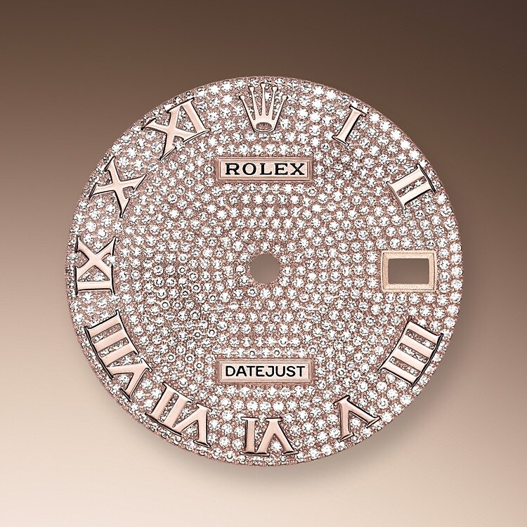 Das Diamantpavézifferblatt ist ein harmonisches Zusammenspiel, das die Uhr veredelt und ihre Trägerin oder ihren Träger verzaubert. Edelsteinfasser bearbeiten das Edelmetall wie Bildhauer. Zu jedem Edelstein wird eine individuell passende Fassung gefertigt. Die sogenannten Körner werden von Hand gestochen.