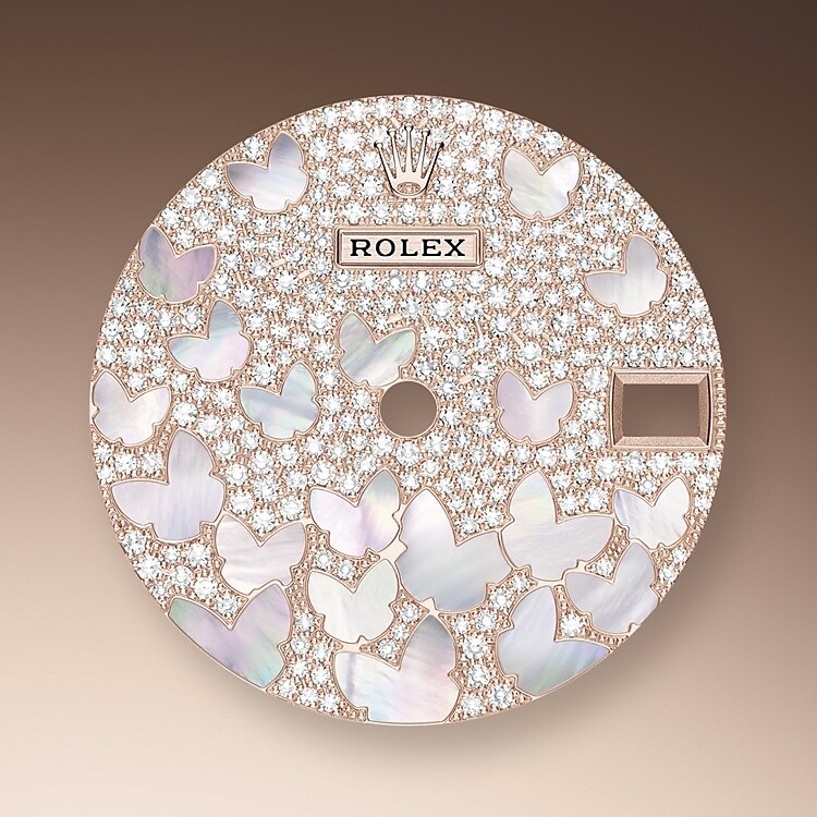 Das Diamantpavézifferblatt ist ein harmonisches Zusammenspiel, das die Uhr veredelt und ihre Trägerin oder ihren Träger verzaubert. Edelsteinfasser bearbeiten das Edelmetall wie Bildhauer. Zu jedem Edelstein wird eine individuell passende Fassung gefertigt. Die sogenannten Körner werden von Hand gestochen.