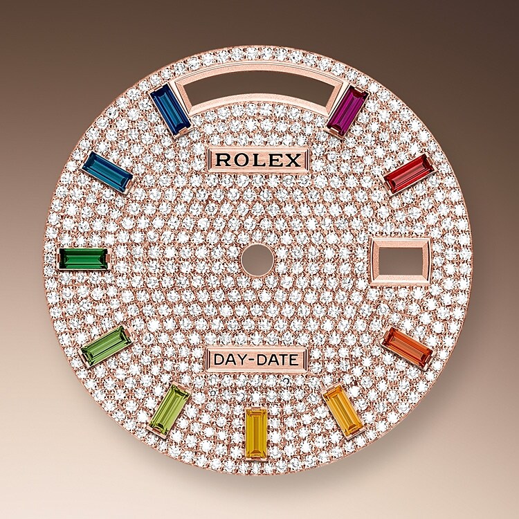 Das Diamantpavézifferblatt ist ein harmonisches Zusammenspiel, das die Uhr veredelt und ihre Trägerin oder ihren Träger verzaubert. Edelsteinfasser bearbeiten das Edelmetall wie Bildhauer. Zu jedem Edelstein wird eine individuell passende Fassung gefertigt. Die sogenannten Körner werden von Hand gestochen.