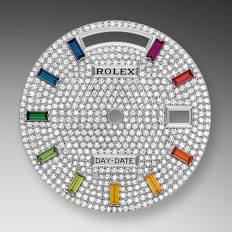 Das Diamantpavézifferblatt ist ein harmonisches Zusammenspiel, das die Uhr veredelt und ihre Trägerin oder ihren Träger verzaubert. Edelsteinfasser bearbeiten das Edelmetall wie Bildhauer. Zu jedem Edelstein wird eine individuell passende Fassung gefertigt. Die sogenannten Körner werden von Hand gestochen.