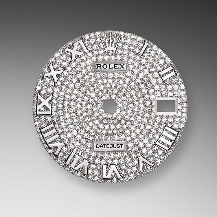 Las esferas pavé de diamantes son una combinación mágica de luces que embellece el reloj y hechiza a quien lo lleva. Los engastadores modelan los metales preciosos para preparar el espacio donde alojarán perfectamente cada piedra preciosa de forma manual.