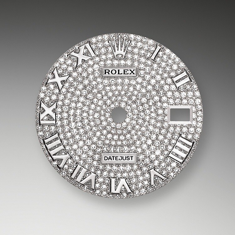 Das Diamantpavézifferblatt ist ein harmonisches Zusammenspiel, das die Uhr veredelt und ihre Trägerin oder ihren Träger verzaubert. Edelsteinfasser bearbeiten das Edelmetall wie Bildhauer. Zu jedem Edelstein wird eine individuell passende Fassung gefertigt. Die sogenannten Körner werden von Hand gestochen.