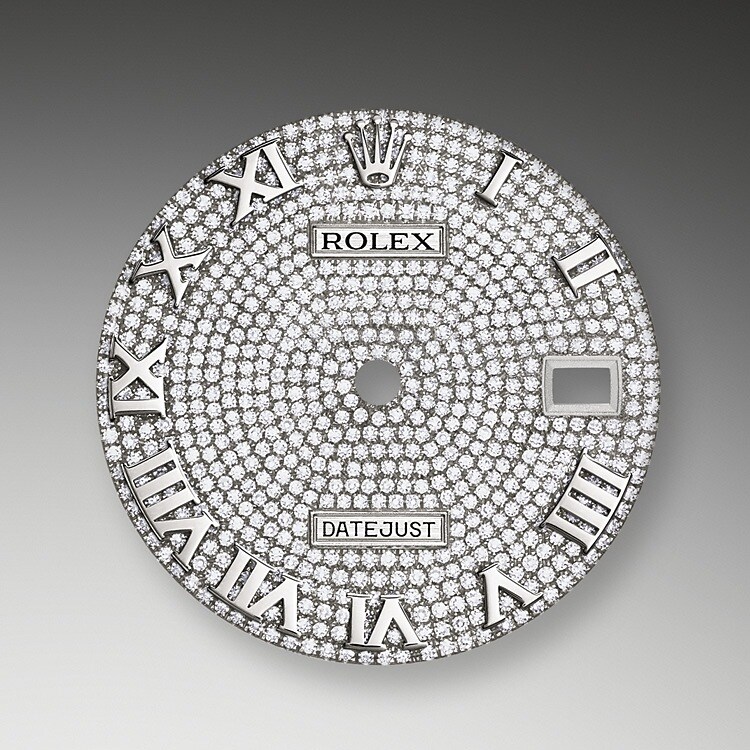 Das Diamantpavézifferblatt ist ein harmonisches Zusammenspiel, das die Uhr veredelt und ihre Trägerin oder ihren Träger verzaubert. Edelsteinfasser bearbeiten das Edelmetall wie Bildhauer. Zu jedem Edelstein wird eine individuell passende Fassung gefertigt. Die sogenannten Körner werden von Hand gestochen.