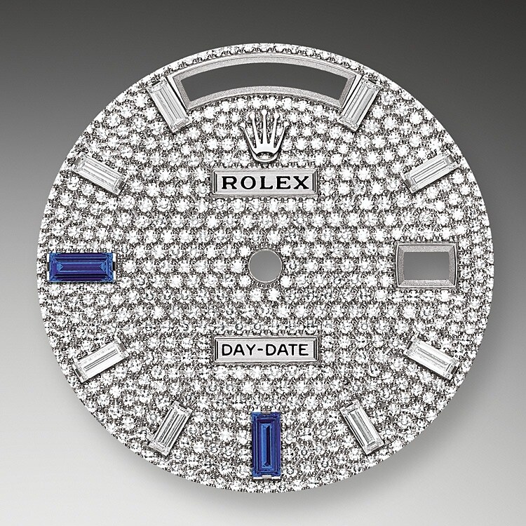 Das Diamantpavézifferblatt ist ein harmonisches Zusammenspiel, das die Uhr veredelt und ihre Trägerin oder ihren Träger verzaubert. Edelsteinfasser bearbeiten das Edelmetall wie Bildhauer. Zu jedem Edelstein wird eine individuell passende Fassung gefertigt. Die sogenannten Körner werden von Hand gestochen.