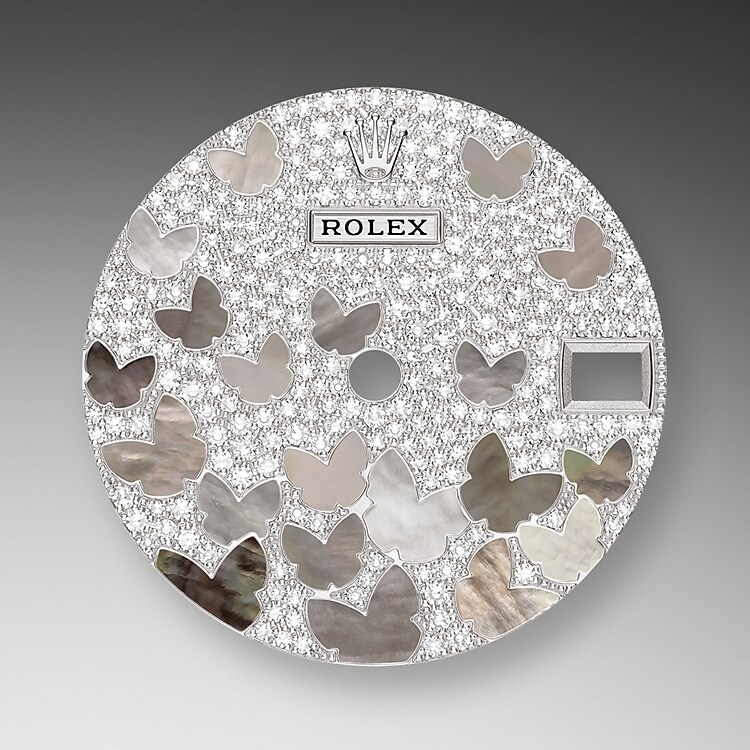 Das Diamantpavézifferblatt ist ein harmonisches Zusammenspiel, das die Uhr veredelt und ihre Trägerin oder ihren Träger verzaubert. Edelsteinfasser bearbeiten das Edelmetall wie Bildhauer. Zu jedem Edelstein wird eine individuell passende Fassung gefertigt. Die sogenannten Körner werden von Hand gestochen.