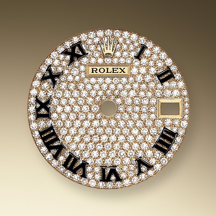 Das Diamantpavé-Zifferblatt ist ein harmonisches Zusammenspiel, das die Uhr veredelt und ihre Trägerin oder ihren Träger verzaubert. Edelsteinfasser bearbeiten das Edelmetall wie Bildhauer. Zu jedem Edelstein wird eine individuell passende Fassung gefertigt. Die sogenannten Körner werden von Hand gestochen. Neben der hohen Qualität der Steine sind auch noch andere Aspekte für eine ästhetische Edelsteinausfassung kennzeichnend: die präzise Höhenanordnung, Ausrichtung und Positionierung der Edelsteine, die Regelmäßigkeit, Festigkeit und Proportionen der Fassung sowie die komplexe Verarbeitung der Metalle.