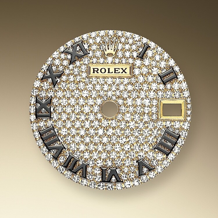Das Diamantpavézifferblatt ist ein harmonisches Zusammenspiel, das die Uhr veredelt und ihre Trägerin oder ihren Träger verzaubert. Edelsteinfasser bearbeiten das Edelmetall wie Bildhauer. Zu jedem Edelstein wird eine individuell passende Fassung gefertigt. Die sogenannten Körner werden von Hand gestochen.