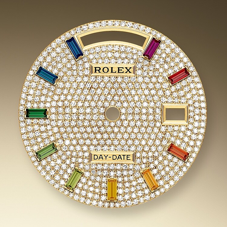 Das Diamantpavézifferblatt ist ein harmonisches Zusammenspiel, das die Uhr veredelt und ihre Trägerin oder ihren Träger verzaubert. Edelsteinfasser bearbeiten das Edelmetall wie Bildhauer. Zu jedem Edelstein wird eine individuell passende Fassung gefertigt. Die sogenannten Körner werden von Hand gestochen.